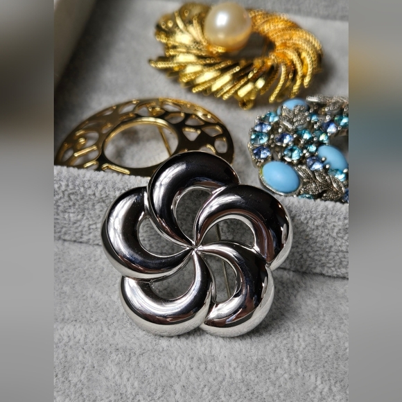 Monet Openwork Silver Floral Brooch Pin - Picture 14 of 15